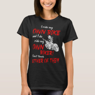 Ich fahre mit meinem eigenen Fahrrad und fahre mit T-Shirt