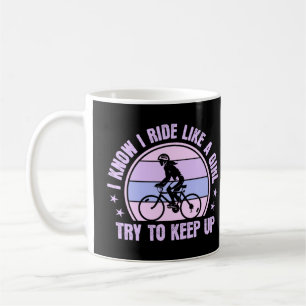 Ich fahre wie ein Mädchen Behalt auf dem Fahrrad Kaffeetasse