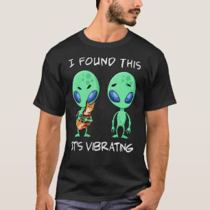 Ich fand diesen vibrierenden, lustigen Alien und K T-Shirt
