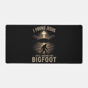 Ich fand Jesus, er sah Bigfoot immer noch lustig G Schreibtischunterlage