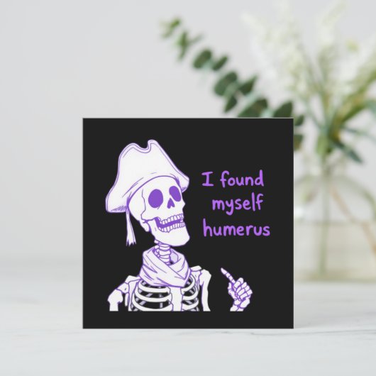 Ich fand mich selbst Humerus - Funny Skeleton Pun Einladung (Stehend Vorderseite)