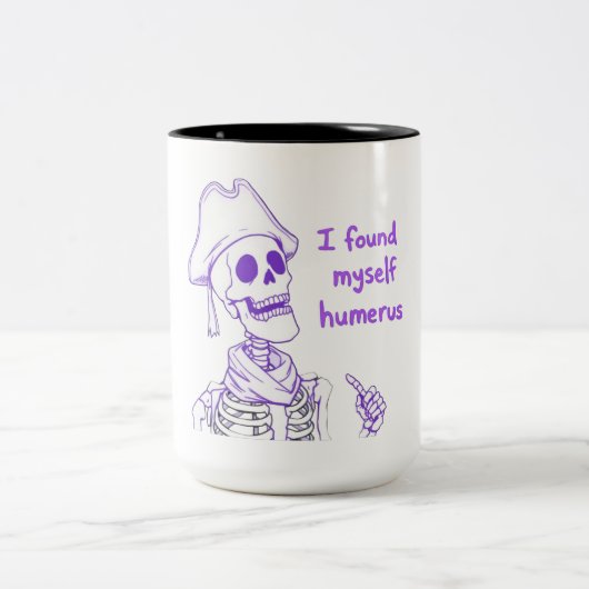 Ich fand mich selbst Humerus - Funny Skeleton Pun Zweifarbige Tasse (Mittel)