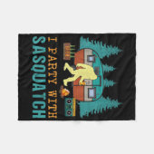 Ich feiere mit Sasquatch Bigfoot Camping Lustiges Fleecedecke (Vorderseite (Horizontal))