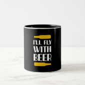Ich fliege mit Bier Zweifarbige Tasse (Mittel)