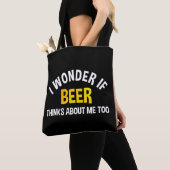 Ich frage mich, ob Bier auch an mich denkt Tasche (Von Nahem)