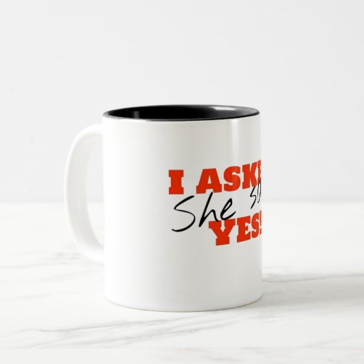 Ich fragte. Sie sagte JA! Zweifarbige Tasse (Vorderseite Links)