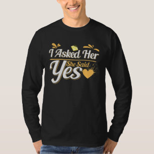 Ich Fragte sie und sie sagte ja Verlobung Rote Her T-Shirt