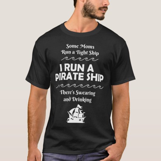 Ich führe ein Piratenschiff, das trinkt, witzige M T-Shirt (Vorderseite)
