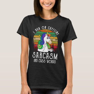 Ich funktioniere mit Koffein Sarkasmus und Schimpf T-Shirt
