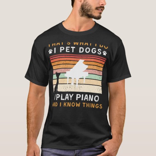 Ich füttere Hunde, spiele Klavier und kenne Dinge  T-Shirt (Vorderseite)