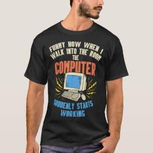Ich gehe plötzlich in den Raum, wo der Computer an T-Shirt