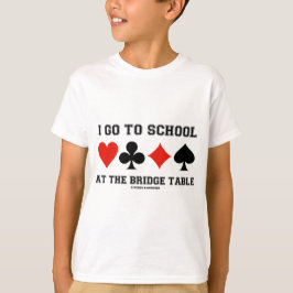 Ich gehe zur Schule am Brücken-Tisch T-Shirt