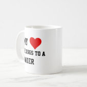 Ich gehöre einem Bäcker an Kaffeetasse (Vorderseite Links)