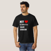 Ich gehöre einem Gehirnchirurgen-T - Shirt an (Vorne ganz)