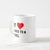 Ich gehöre einem Modell an Kaffeetasse (Vorderseite Links)