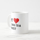 Ich gehöre einem Pianisten an Kaffeetasse (Vorderseite Links)