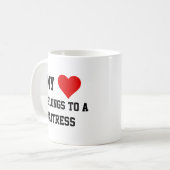 Ich gehöre einer Kellnerin-Tasse an Kaffeetasse (Vorderseite Links)