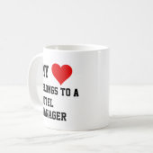 Ich gehöre einer Tasse des Hotelmanagers an (Vorderseite Links)