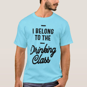 Ich gehöre zu einem lustigen Geschenk der Drink-Kl T-Shirt
