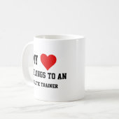 Ich gehöre zu einem Sporttrainer Kaffeetasse (Vorderseite Links)