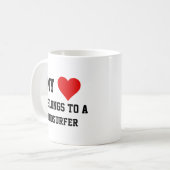 Ich gehöre zu einem Windsurfer Kaffeetasse (Vorderseite Links)