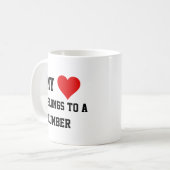 Ich gehöre zu einer Klempner-Tasse Kaffeetasse (Vorderseite Links)