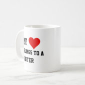 Ich gehöre zu einer Malerei-Tasse Kaffeetasse (Vorderseite Links)