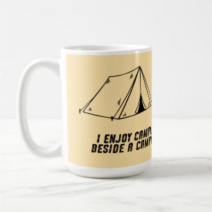 Ich genieße Camping neben einem Lagerfeuer Kaffeetasse