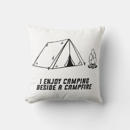 Ich genieße Camping neben einem Lagerfeuer Kissen