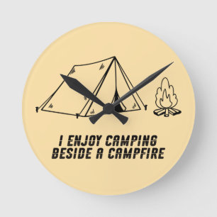 Ich genieße Camping neben einem Lagerfeuer Runde Wanduhr