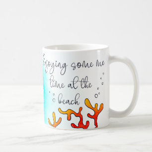 Ich genieße Zeit an der Tasse am Strand