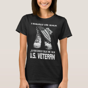 Ich ging den Spaziergang, um den Vortrag in den US T-Shirt