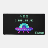 Ich glaube, Alien Flying UFO Spaceship Pixel Art Schreibtischunterlage (Vorderseite)