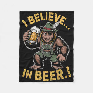 Ich glaube an Beer Funny Bigfoot Lederhosen Joke P Fleecedecke