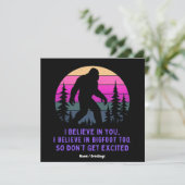 Ich glaube, dass Bigfoot nicht zu aufgeregt wird Einladung (Stehend Vorderseite)