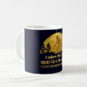 Ich glaube, es gibt ein SQUATCH in diesen Wäldern Kaffeetasse (Vorderseite Links)