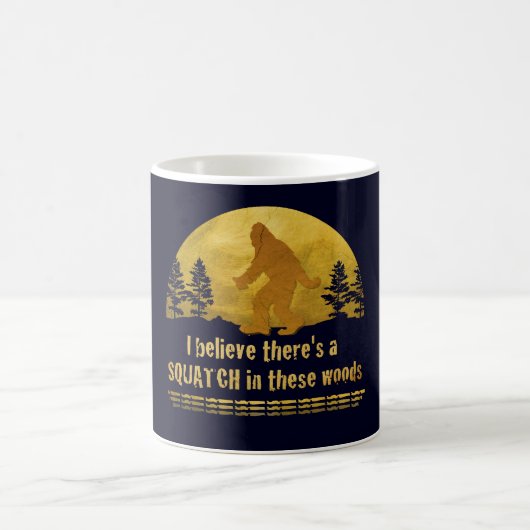 Ich glaube, es gibt ein SQUATCH in diesen Wäldern Kaffeetasse (Mittel)
