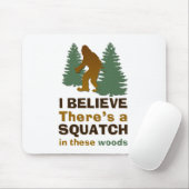 Ich glaube, es gibt ein SQUATCH in diesen Wäldern Mousepad (Mit Mouse)