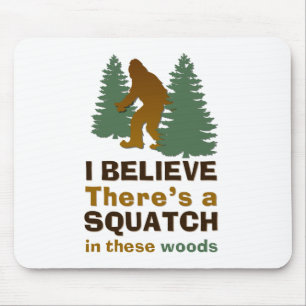 Ich glaube, es gibt ein SQUATCH in diesen Wäldern Mousepad