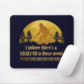 Ich glaube, es gibt ein SQUATCH in diesen Wäldern Mousepad (Mit Mouse)