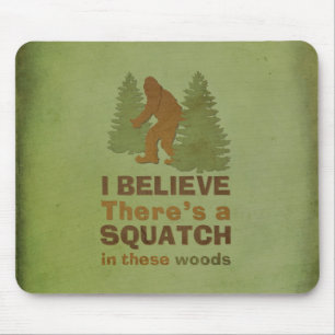Ich glaube, es gibt ein SQUATCH in diesen Wäldern Mousepad