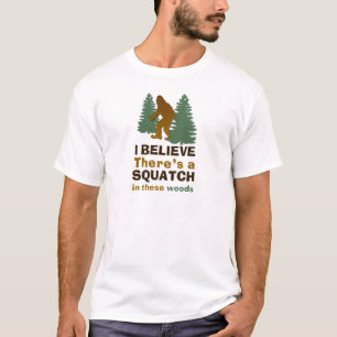 Ich glaube, es gibt ein SQUATCH in diesen Wäldern T-Shirt