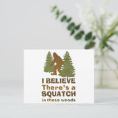 Ich glaube, es gibt einen SQUATCH in diesen Wälder Postkarte (Stehend Vorderseite)