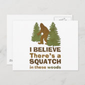 Ich glaube, es gibt einen SQUATCH in diesen Wälder Postkarte (Vorne/Hinten)