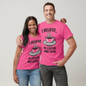 Ich glaube.. in Kaffee und Ufos T-Shirt (Unisex)