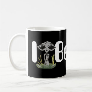 Ich glaube sitzendem alien kaffeetasse