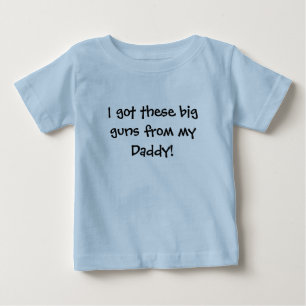 Ich got diese großen Gewehre von meinem Daddy T - Baby T-shirt