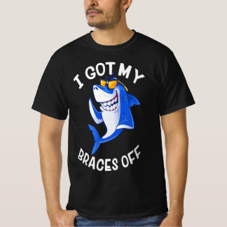 Ich Got meine Spange von Niedlichem Hai lächelnd Z T-Shirt