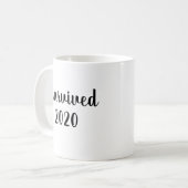 Ich habe 2020 Zitat überlebt Kaffeetasse (Vorderseite Links)