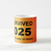 Ich habe 2025 überlebt kaffeetasse (Mittel)